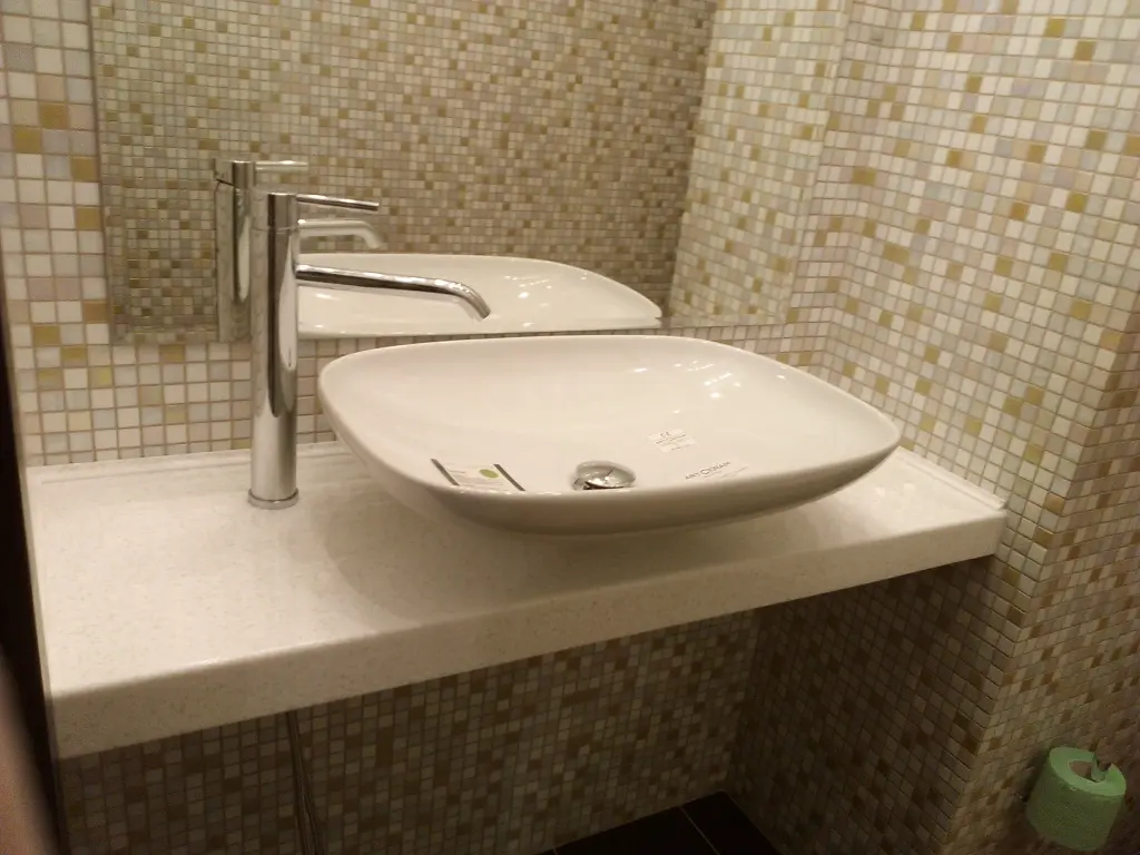 Накладная раковина из камня в ванную комнату