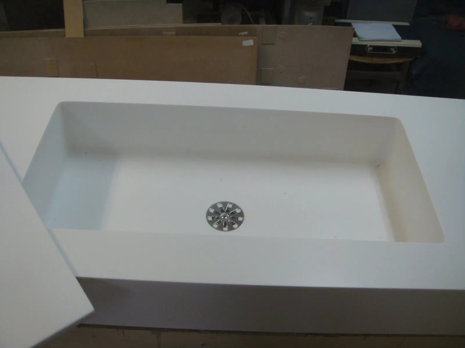 Прямоугольная раковина в ванную из камня